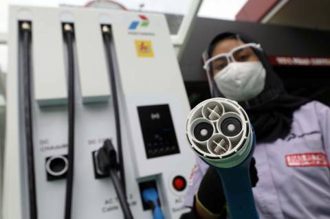 Riset Deloitte Bongkar Alasan Mengapa Orang Indonesia Belum Move On dari Mobil Bensin